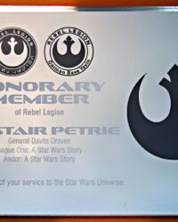 Die Plakette "Honorary Member" für Alistaire Petrie für seine Verdienste als Darsteller im Star Wars Universum